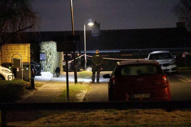 Dramatiske scener på villavej i mindre by