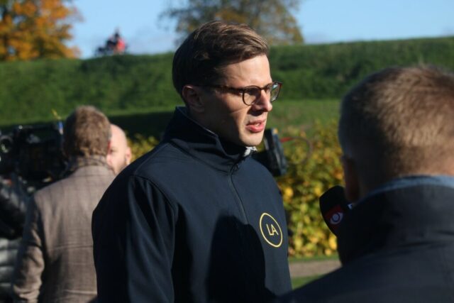 Deler øl og signerede plakater ud: Vanvittig kø