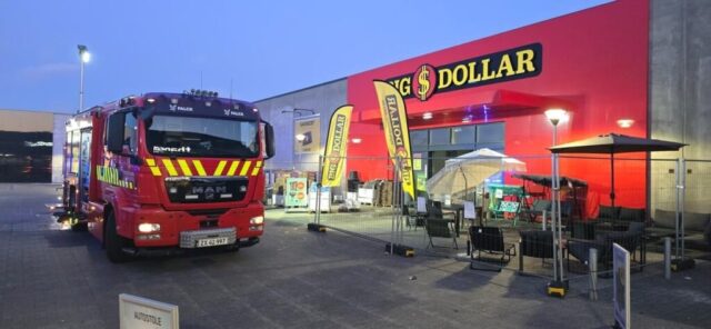 Barn leger med lighter: Futter butik af