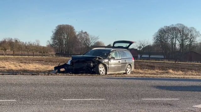 Frontalt sammenstød: To personer kørt på hospital