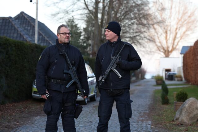 Bevæbnet politi til stede: Bevogter bolig