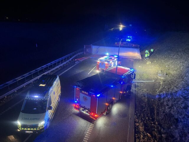 Væltet lastbil skaber kaos: Motorvej helt spærret