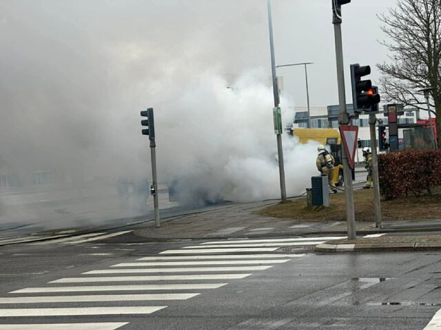 Bybus i brand: Kæmpe røgsøjle over vejen