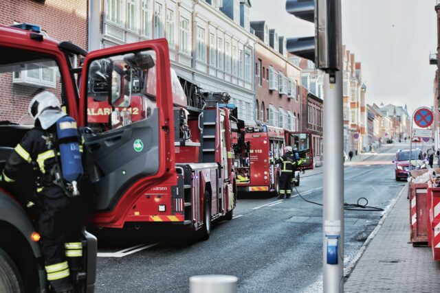 Brandvæsen massivt til stede: Melding om røg fra ejendom