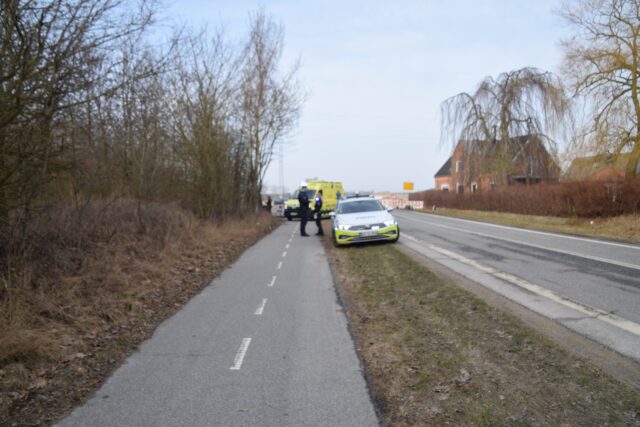 Ambulance på stedet: Motorcyklist væltet