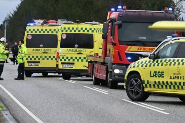Frygteligt uheld med flere biler og motorcykel: ‘Alvorligt kvæstet’