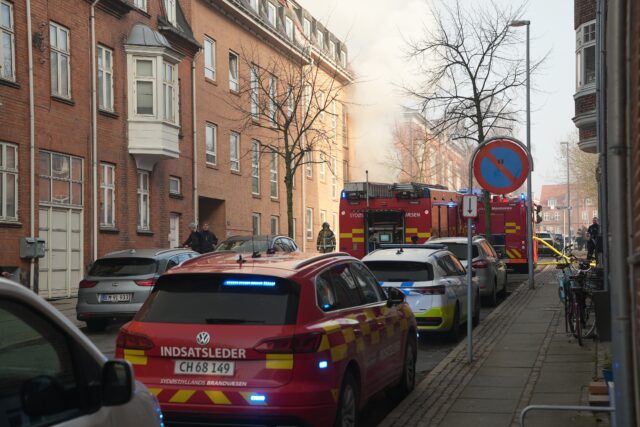 Haster ud til voldsom brand: Område spærret og evakueret