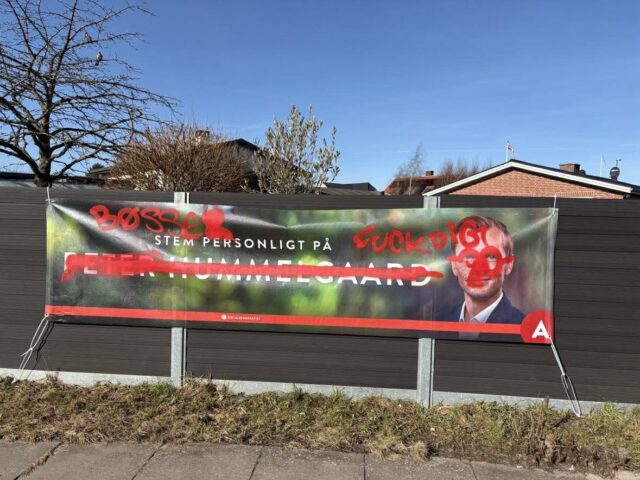 Minister raser efter ødelagt banner: “Hærværk og politisk sabotage”