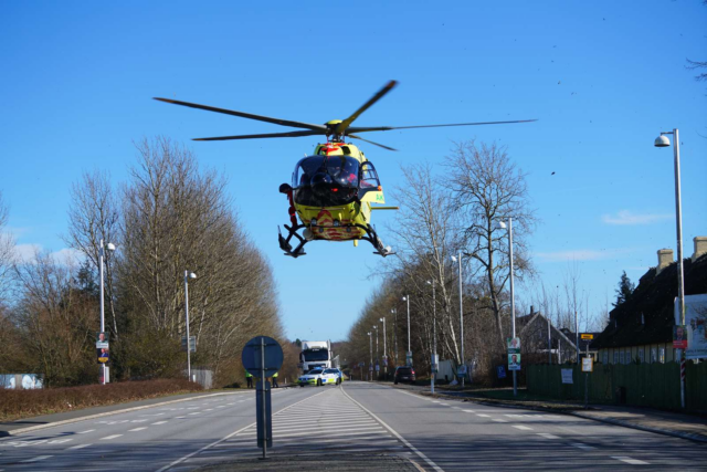 Voldsom trafikuheld: Kvinde er i kritisk tilstand