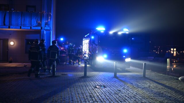 Rykker massivt ud: Brand i vaskekælder