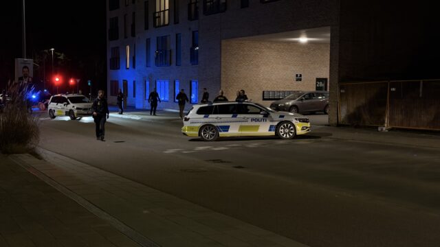Massiv politiaktion i boligområde: Betjente iført skudsikre veste