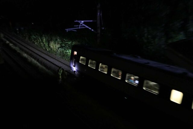 Voldsom hændelse: Person skubbet ud på togskinner