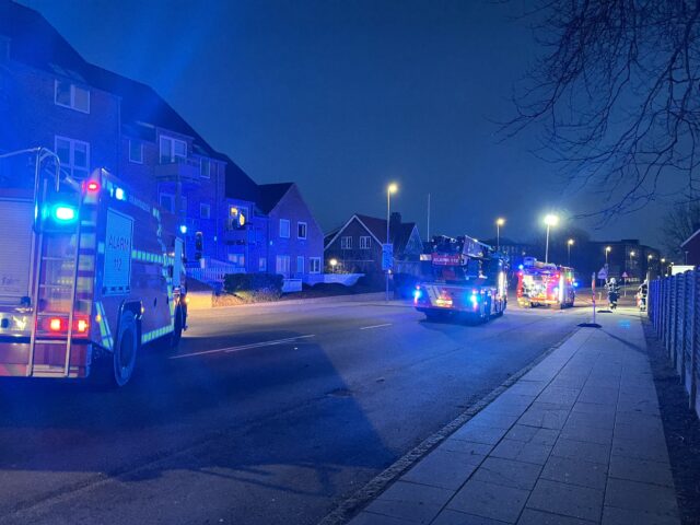 Lige nu: Politi og bradvæsen rykker talstærkt ud