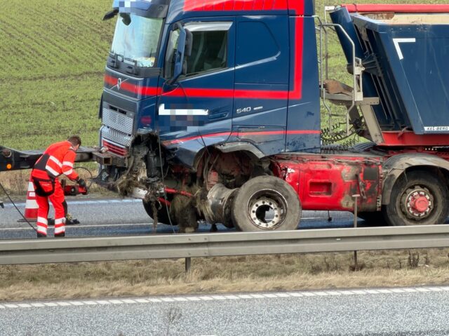 Massiv kødannelse på motorvej: Lastbil helt smadret