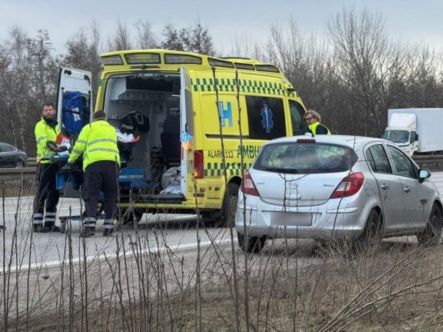 Uheld lammer motorvej: Person bæres ind i ambulance
