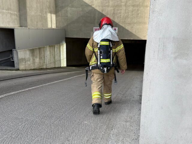 Lige nu: Brand raser i parkeringskælder