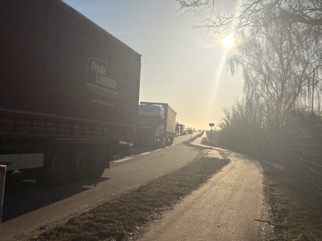 Frontalt sammenstød: To personer kørt på hospital