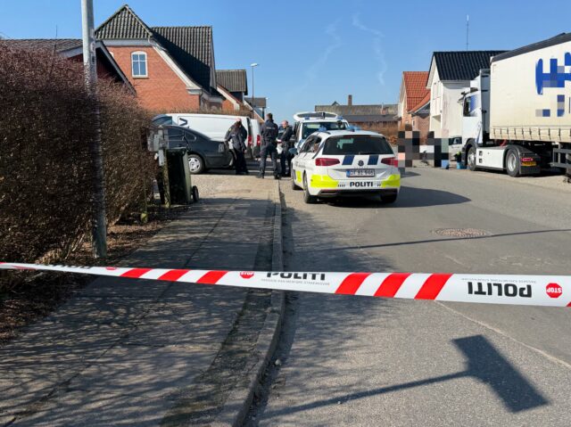 Mystisk aktion LIGE NU: Politiet massivt til stede på villavej