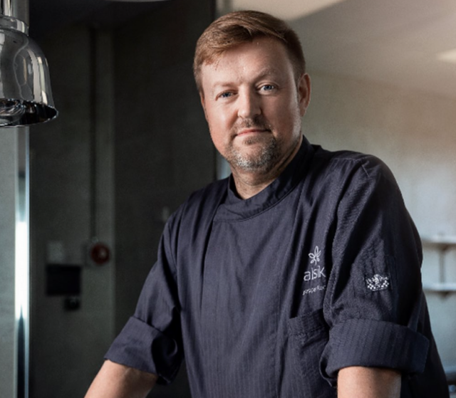 Jesper Koch deler skrækhistorie: Slået ned og brækkede næsen