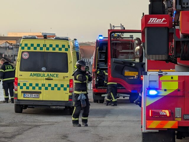 Bil kører i havnen: Mand redder sig selv ud