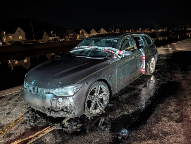 Voldsomt: Bil kører i havnen