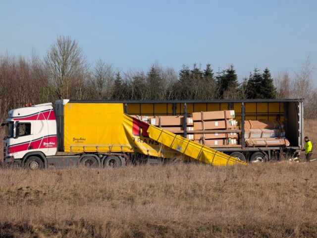 Lige nu: Tabt gods spærer motorvvej