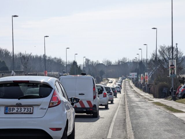 Uheld skaber massiv kø: Spor spærret