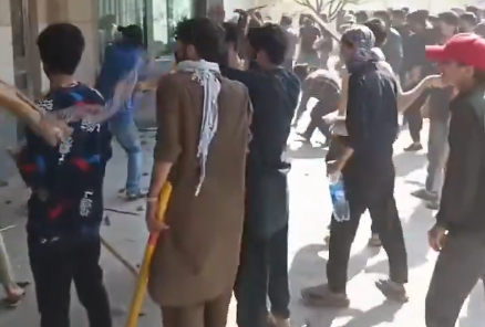 Hundredvis forsøger at storme Amerikansk område