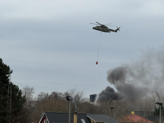 Første gang nogensinde: Bruger helikopter ved alvorlig brand