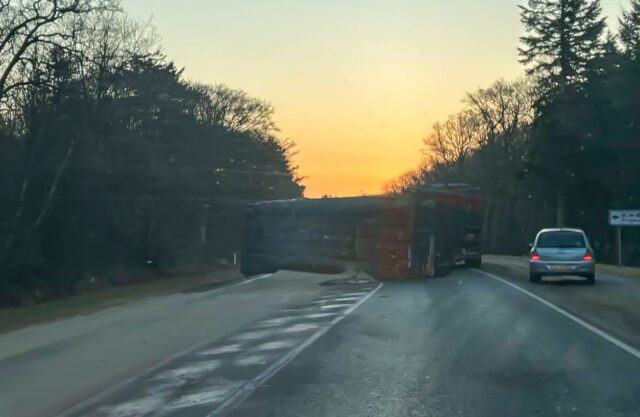 Totaltspærret: Væltet lastbil ligger på tværs af vejen