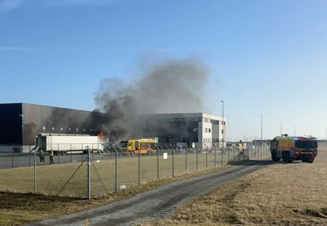 Stor lastbilsbrand ved lufthavnen