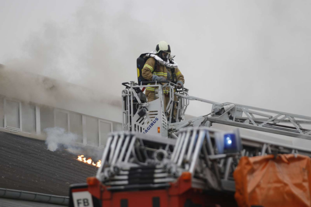 Kæmpe udrykning: Virksomhed i flammer på Vestegnen