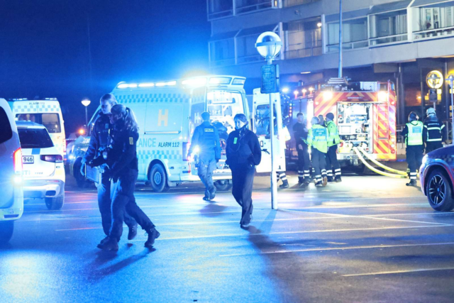 Voldsom udrykning til boligkompleks: “Folk bliver båret ud i ambulancer”
