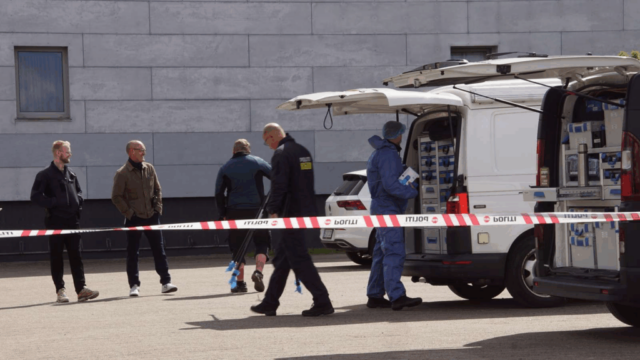 Kvinde stikker betjent flere gange med kniv: Risiko for at forbløde