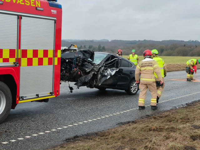 Frygtelige billeder: Traktor og personbil i alvorligt uheld – ‘fastklemt’