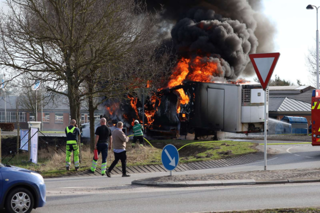 Kæmpe lastbilbrand: Massiv indsats lige nu