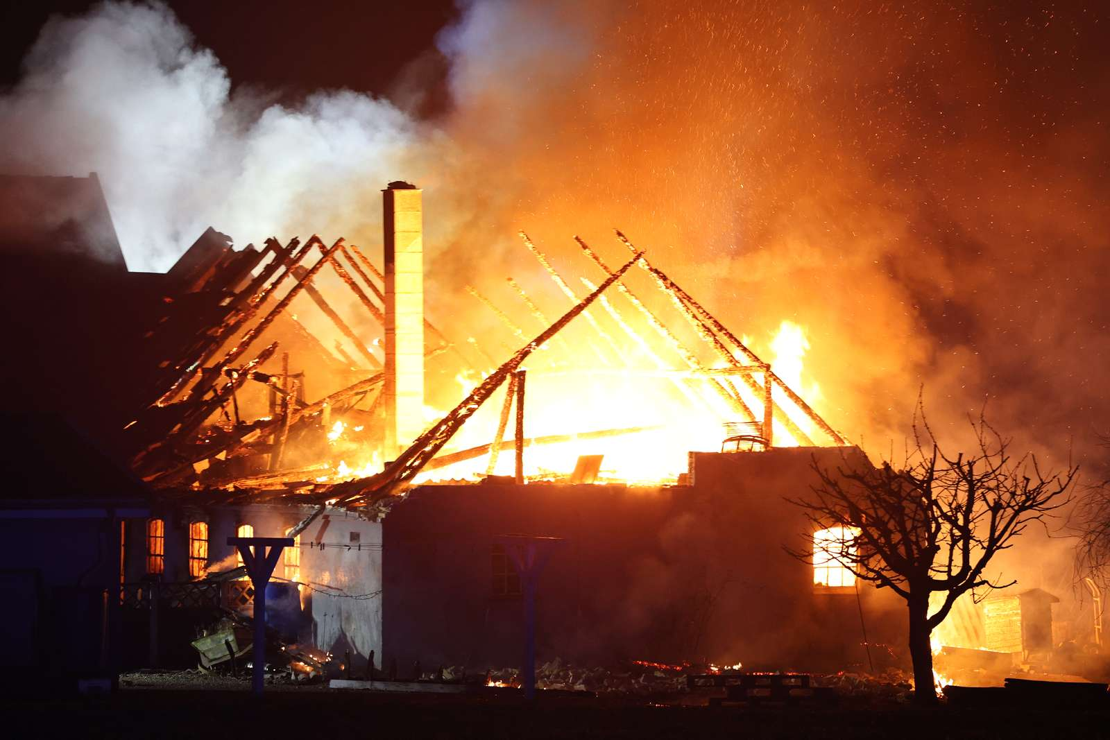 Hund fanget i kæmpe flammehav