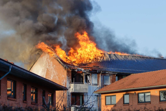 LIGE NU: Kæmpemæssig brand hærger
