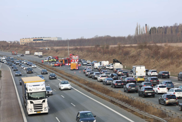 Massiv kø på motorvejen: Ambulance fremme