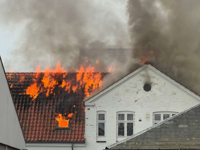LIGE NU: Kæmpe brand hærger
