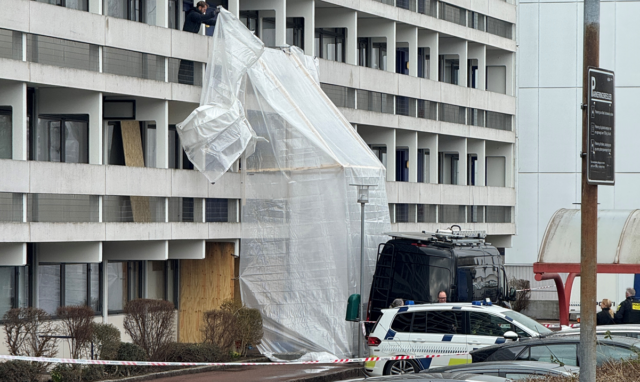Toårig kastet i døden: Nu rykker styrker ind i højhuse