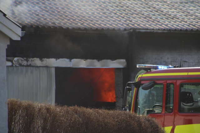 Røgsky kan ses flere kilometer væk: Voldsom brand i ladebygning
