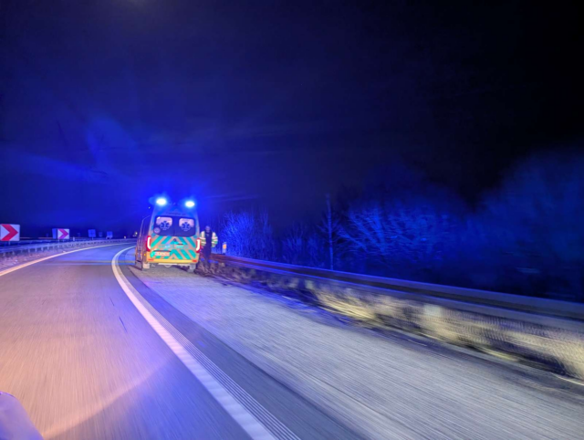 Bil kører ind i autoværn på E20