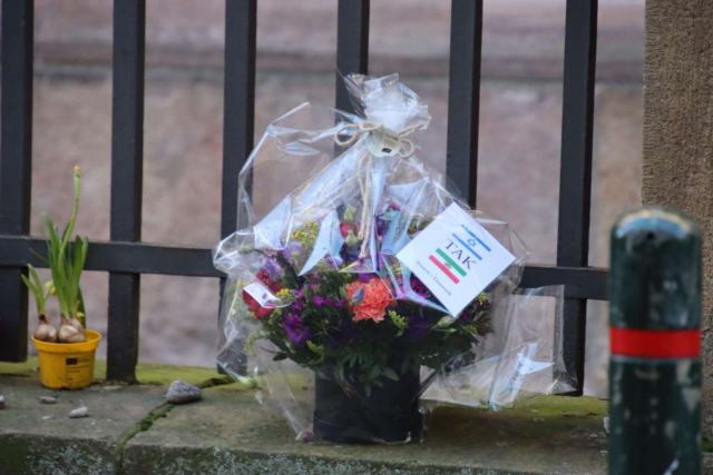 Rørende hilsner i krigens kaos: Israelsk og Iransk flag foran synagogen