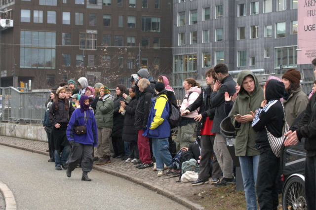 Kæmpe demonstration foran Noma: ‘Noma knækkede mig‘