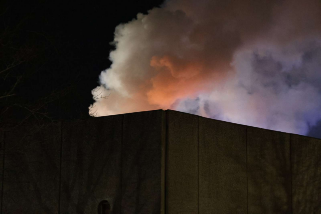 Kraftig brand på Vestegnen: Har fået godt fat i stor bygning