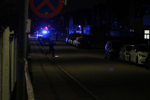 Massiv politiaktion med store afspærringer: Ambulancer kører hurtigt derfra