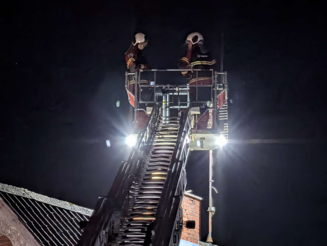 Beredskab til stede ved skorstensbrand: Arbejder på stedet