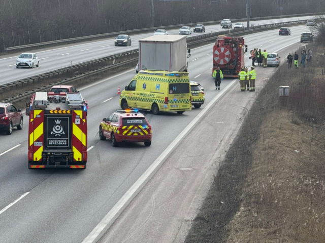 Uheld lammer motorvej: Ambulance fremme