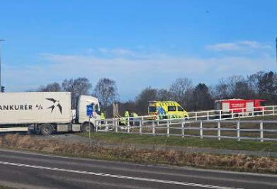 Lastbil og personbil i sammenstød